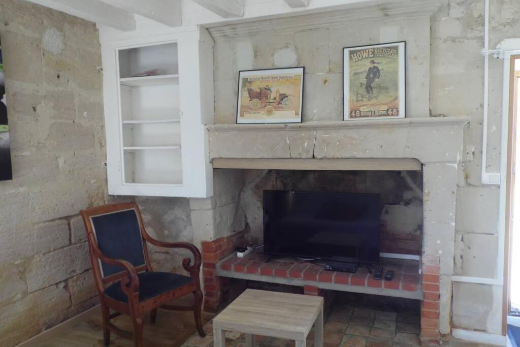 Maisonnette Climatisee Avec Parking Prive Doue-en-Anjou Bagian luar foto